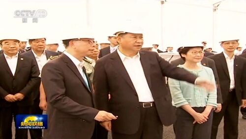 2017年7月1日，国家主席习近平考察港珠澳大桥香港 段建设工地和香港国际机场第三跑道建设情况.jpg